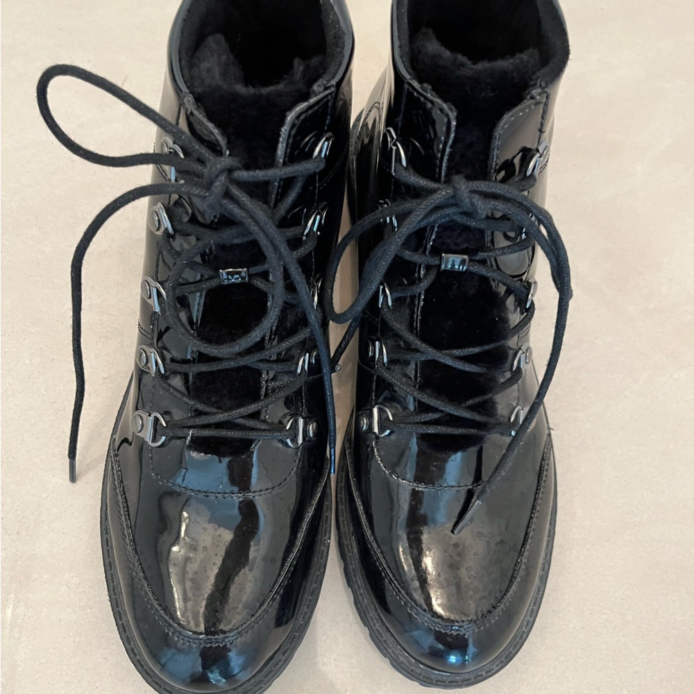 Patent leather boots with fur lining